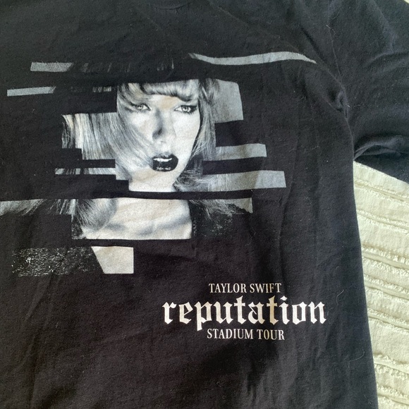 Taylor Swift Reputation Official Tour Tee Size Small 🖤 - Picture 2 of 5